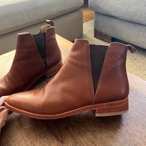 Nisolo everyday Chelsea boot in cognac brown.